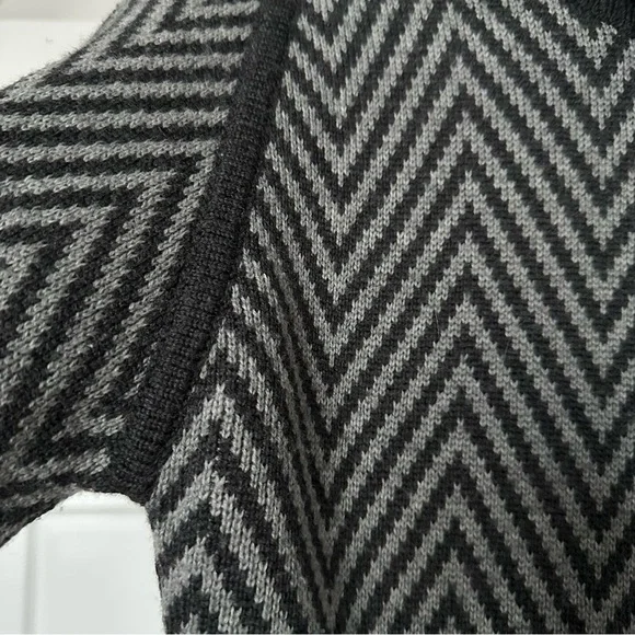 Saks Chevron Sweater 100% Super fine Merino Wool Size XS - Picture 3 of 5